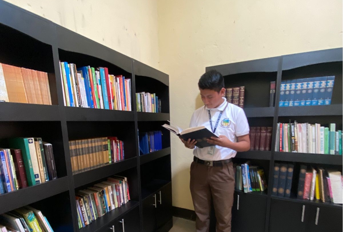 Delivery of 6 modern shelves for the library INEB and 1 for the school José Angel Palma, San Jacinto